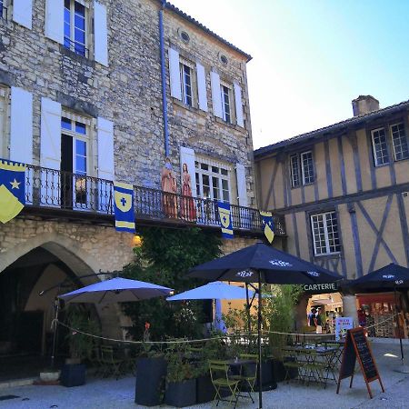 Maison De Charme Spacieuse, Terrasse Et Vue Sur La Place Monflanquin Exterior photo