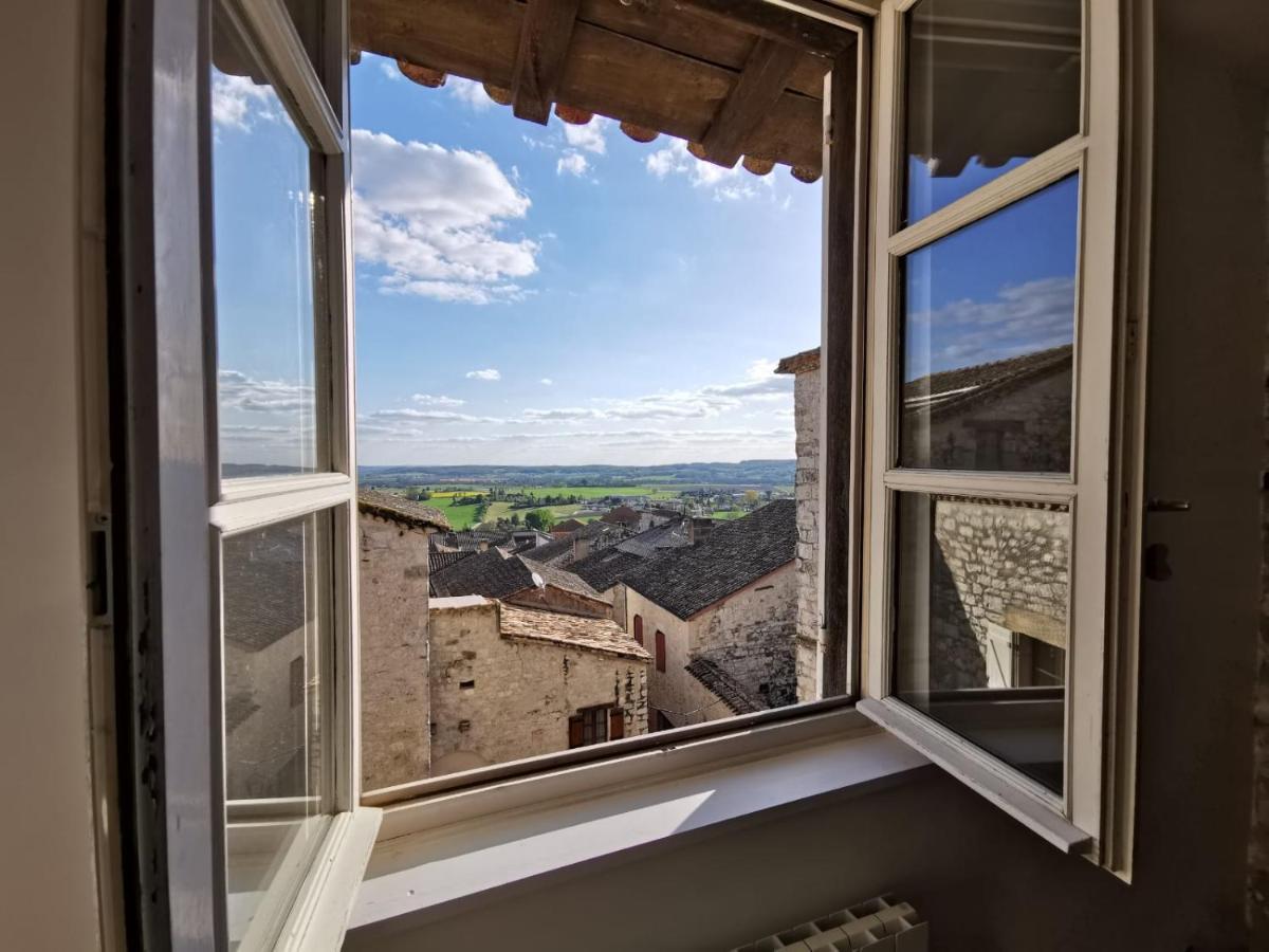 Maison De Charme Spacieuse, Terrasse Et Vue Sur La Place Monflanquin Exterior photo