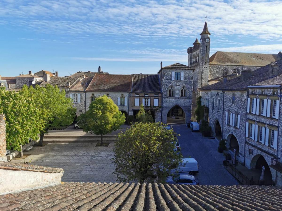 Maison De Charme Spacieuse, Terrasse Et Vue Sur La Place Monflanquin Exterior photo