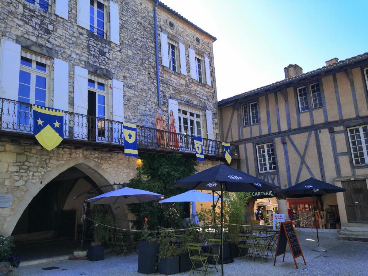 Maison De Charme Spacieuse, Terrasse Et Vue Sur La Place Monflanquin Exterior photo